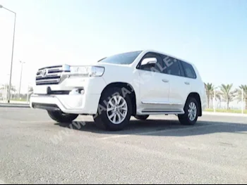 Toyota  Land Cruiser  GXR  2016  SUV  Automatic  8  50,000  4WD  White  Gasoline