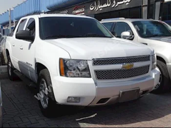 Chevrolet  Avalanche  Z71  2011  Pick Up  Automatic  8  90,000  4WD  White  Gasoline