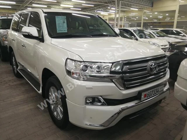 Toyota  Land Cruiser  GXR  2016  SUV  Automatic  8  54,000  4WD  White  Gasoline