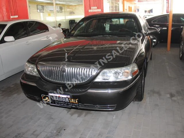 Lincoln  Town Car  2005  Sedan  Automatic  8  110,000  RWD  Gray  Gasoline