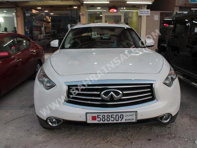 Infiniti  FX  35  2015  SUV  Automatic  6  46,000  4WD  White  Gasoline