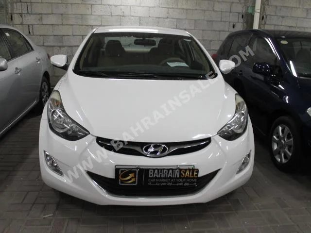 Hyundai  Elantra  2014  Sedan  Automatic  4  52,000  FWD  White  Gasoline