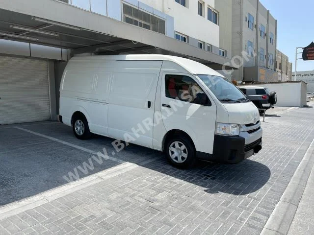 Toyota  Hiace  2017  Van / Bus  Manual  4  113,100  RWD  White  Gasoline