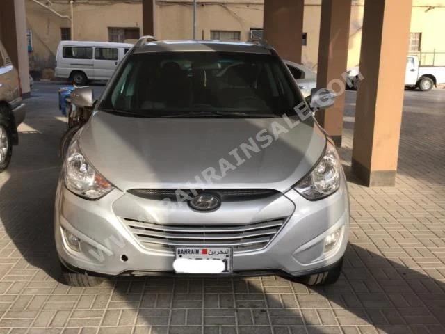 Hyundai  Tucson  2014  SUV  Automatic  4  93,000  FWD  Silver  Gasoline