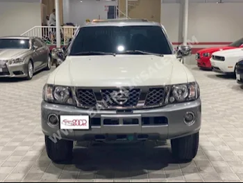 نيسان  باترول  سوبر سفاري  2019  فان \ باص  اتوماتك  6  90,000  دفع رباعي  أبيض لؤلؤي  بنزين