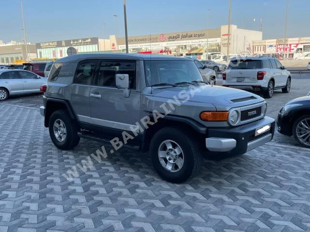 Toyota FJ Cruiser 2010 SUV Automatic 6 238,600 4WD Silver Gasoline