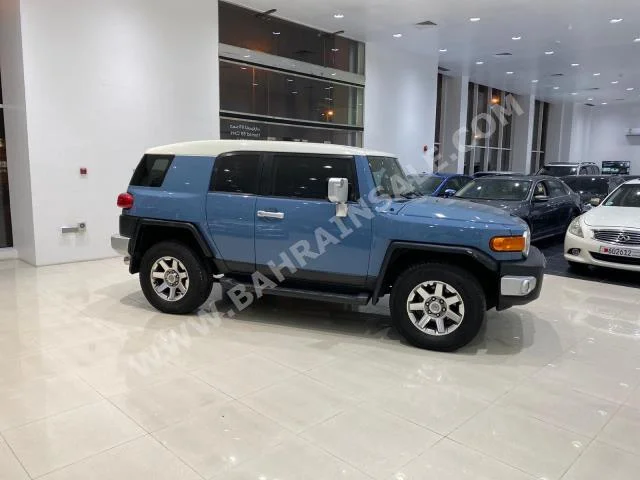 Toyota  FJ Cruiser  2015  SUV  Automatic  6  235,300  4WD  Blue  Gasoline