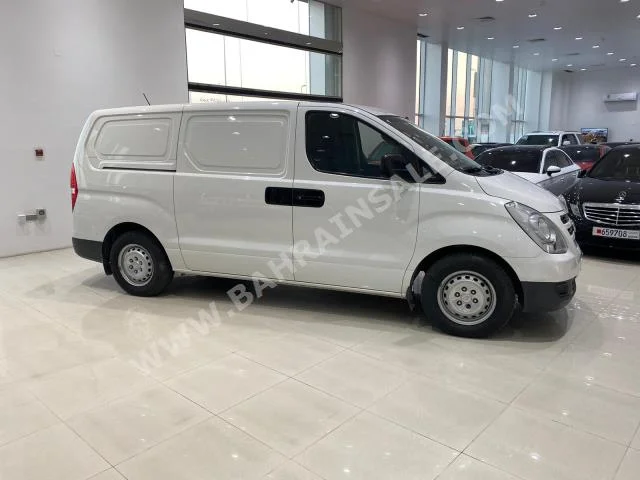 Hyundai  H1  2018  Van / Bus  Manual  4  62,500  FWD  White  Gasoline