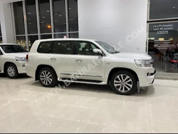 Toyota  Land Cruiser  VXS  2016  SUV  Automatic  8  67,700  4WD  White  Gasoline
