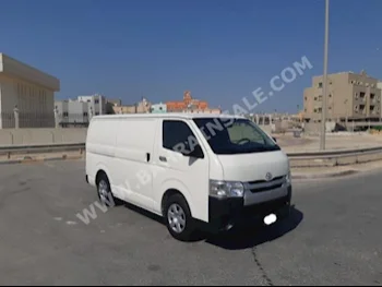 Toyota  Hiace  2018  Van / Bus  Manual  4  57,000  RWD  White  Gasoline