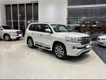 Toyota  Land Cruiser  VXS  2016  SUV  Automatic  8  126,700  AWD  Pearl  Gasoline