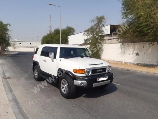 Toyota  FJ Cruiser  2016  SUV  Automatic  6  122,700  4WD  White  Gasoline