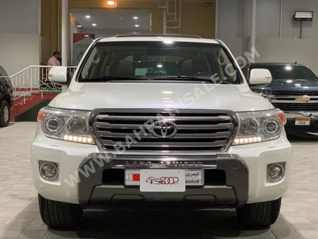 Toyota  Land Cruiser  VXR  2014  SUV  Automatic  8  214,000  4WD  White  Gasoline