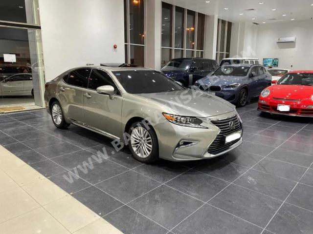 Lexus  ES  350  2016  Sedan  Automatic  6  61,000  RWD  Silver  Gasoline