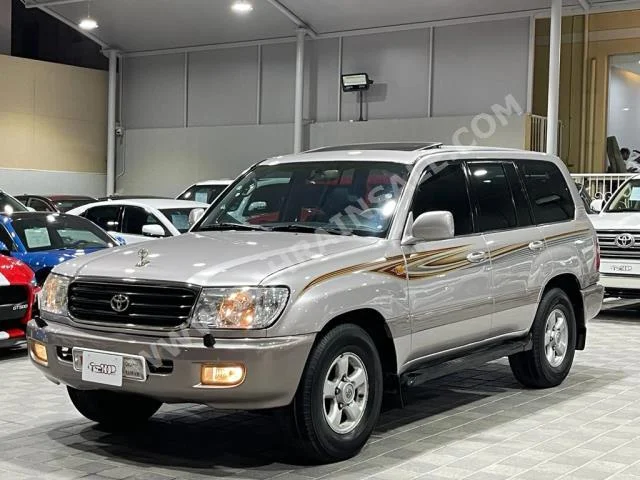 Toyota  Land Cruiser  VXR  1999  SUV  Automatic  8  300,000  4WD  Brown  Gasoline