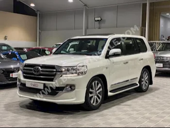 Toyota  Land Cruiser  VXS  2016  SUV  Automatic  8  92,000  4WD  White  Diesel
