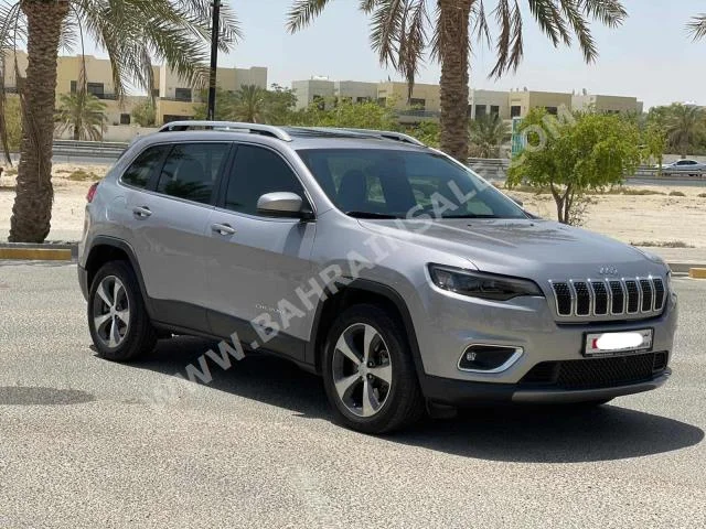 Jeep  Cherokee  2019  SUV  Automatic  6  13,800  AWD  Silver  Gasoline