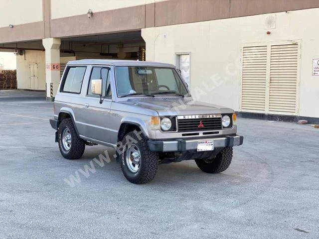 متسوبيشي باجيرو 1986 اس يو في عادي 4 280,100 دفع أمامي فضي بنزين